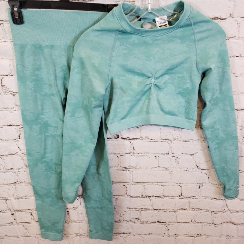 SALE PRICED!!>>Gymshark sz M  leggings and long top in camo